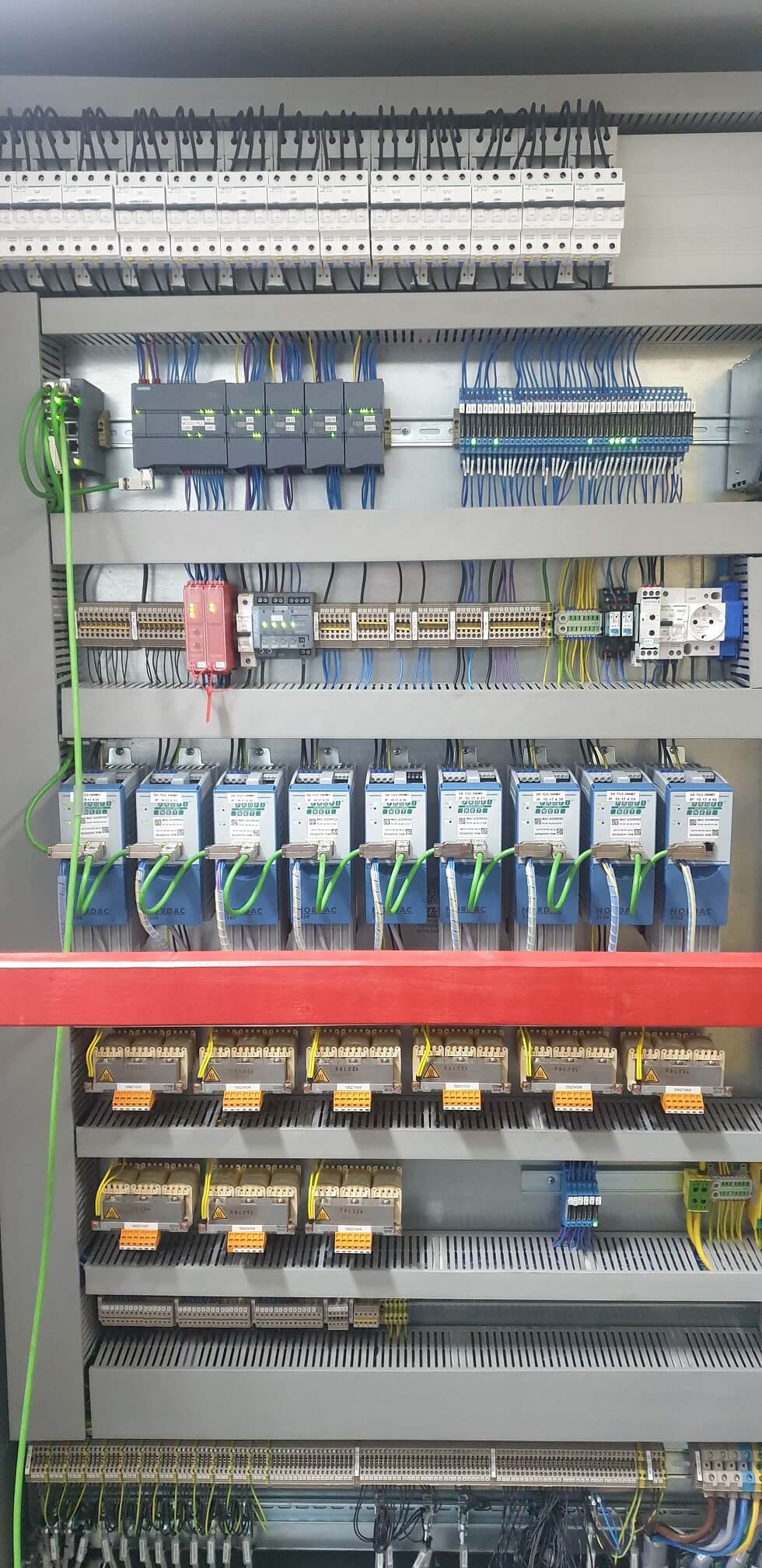 1. Kompleksowe wykonanie sterowania automatycznego systemu transportu i ważenia materiałów sypkich.